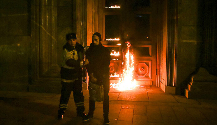 Я — художник, я так вижу: как соцсети отреагировали на поджог здания ФСБ