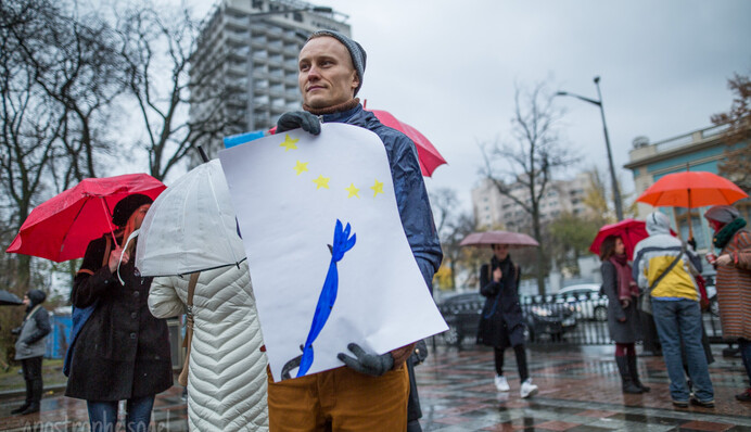 Депутаты опять провалили безвизовый режим с ЕС: опубликованы фото акции под Радой