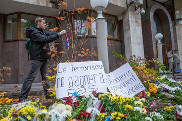 Как в Киеве почтили память жертв терактов в Париже: опубликованы фото