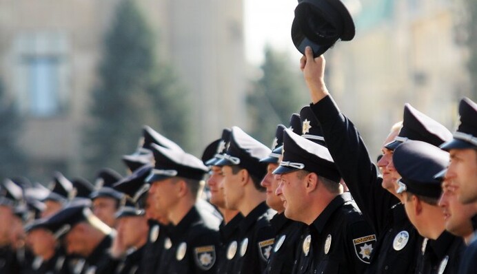 Новым полицейским звонят бабушки, у которых 