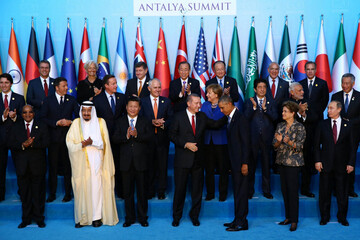 Путина выводят из изоляции, но Украину он не получит