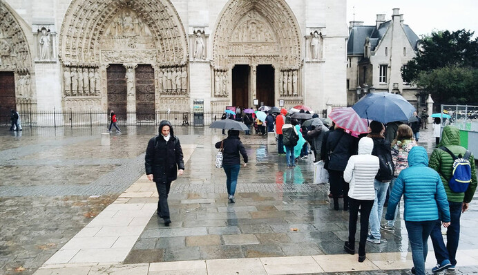 Многие, несмотря ни на что, идут в рестораны,— парижане о шоке и жизни после терактов