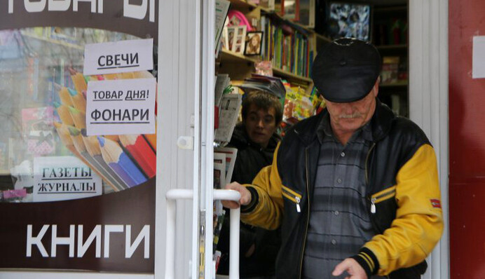 Камни с неба: в соцсетях продолжают высмеивать Россию за Крым без света