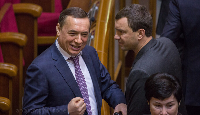 Яценюк жертвует 