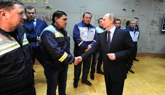 Светнаш: соцсети резко высмеяли визит Путина в Крым