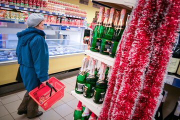 На игрушки денег нет: во сколько украинцам обойдется стол на Новый год. Инфографика