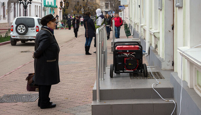 Свет дала Украина, а благодарят Путина: в Крыму все еще верят обещаниям РФ