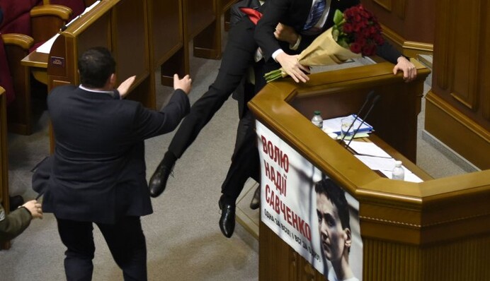 Мог схватить Байдена, но ограничился Яценюком: соцсети о драке в Раде