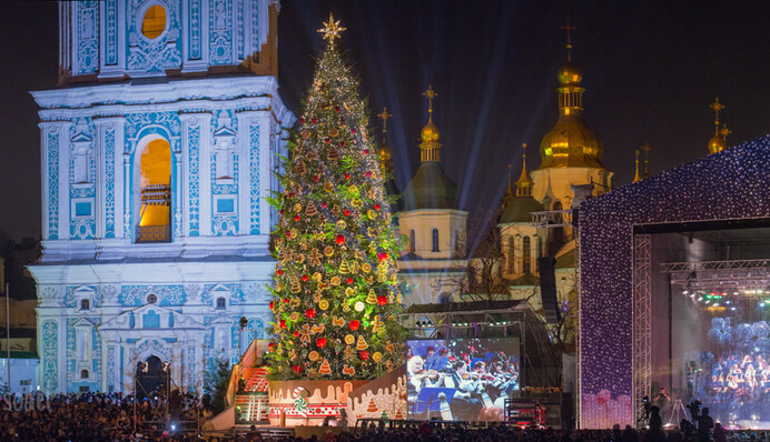 В Киеве зажгли огни на главной елке: самые яркие фото
