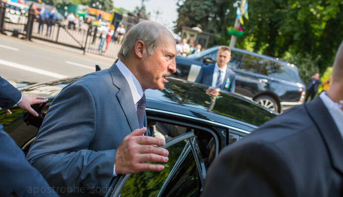 Лукашенко угрожает Украине торговой войной