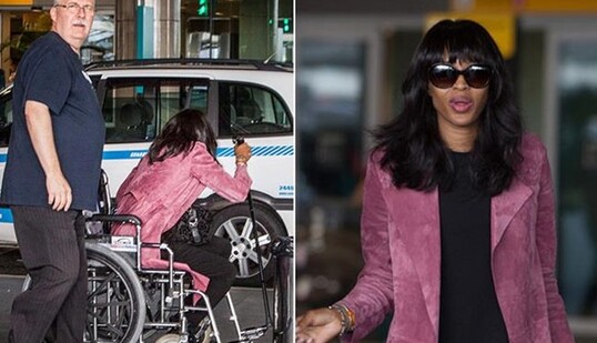 Наоми Кэмпбелл села в инвалидную коляску: опубликованы фото