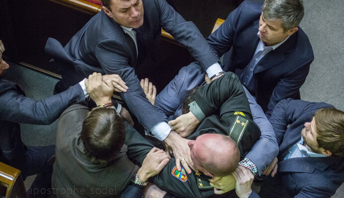 Переговоры с Путиным, громкие отставки и драки: главные видео и события 2015 года