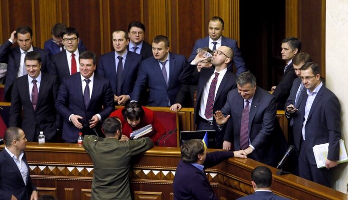 Депутаты решили не лишать себя отпусков: как Рада и Яценюк договаривались о бюджете