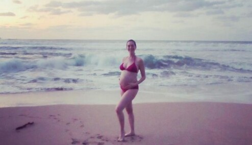 Беременная Энн Хэтэуэй впервые снялась в купальнике: опубликовано фото