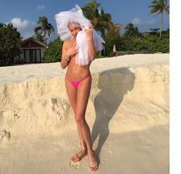 Обнаженная Волочкова позировала с балетной пачкой на голове: опубликованы фото