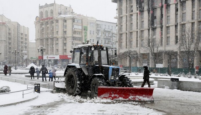Киев и вся Украина ведут борьбу со снегом: фото, видео, рассказы из соцсетей