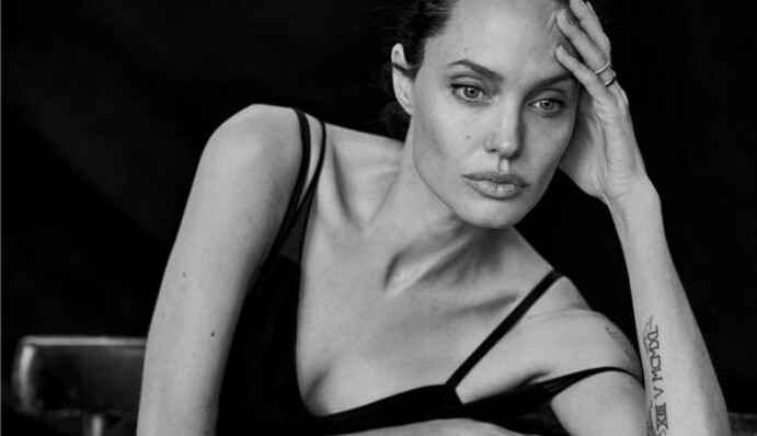 Джоли усыновила седьмого ребенка втайне от Питта