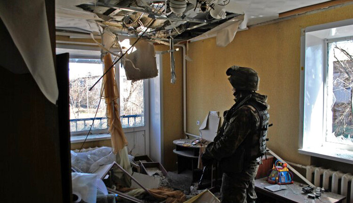 Несмотря на обстрелы, люди рвутся домой: фото и видео с фронтового Донбасса