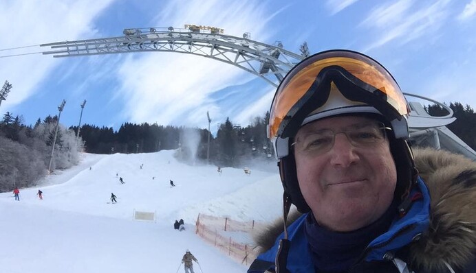 Известного российского телеведущего сильно покалечили: опубликованы фото