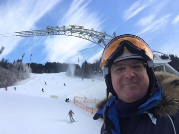 Известного российского телеведущего сильно покалечили: опубликованы фото