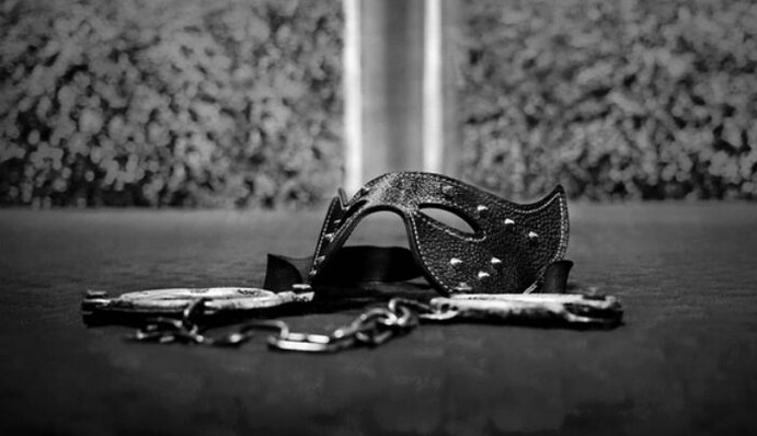 В России полицейский пожаловался на изнасиловавших его проституток: в сети смеются