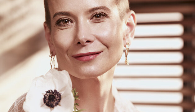 Лысая жена Кончаловского позировала для глянца в кожаном плаще на голое тело