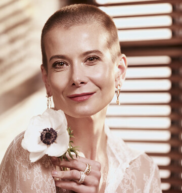 Лысая жена Кончаловского позировала для глянца в кожаном плаще на голое тело