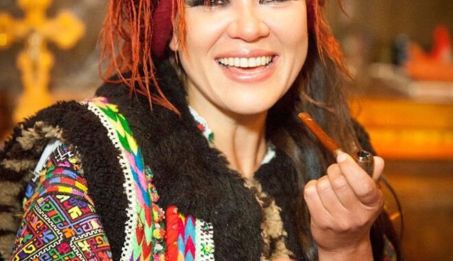 Руслана с трубкой призвала бросать вредные привычки