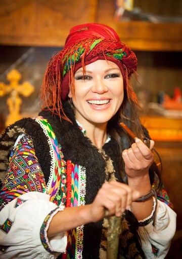 Руслана с трубкой призвала бросать вредные привычки