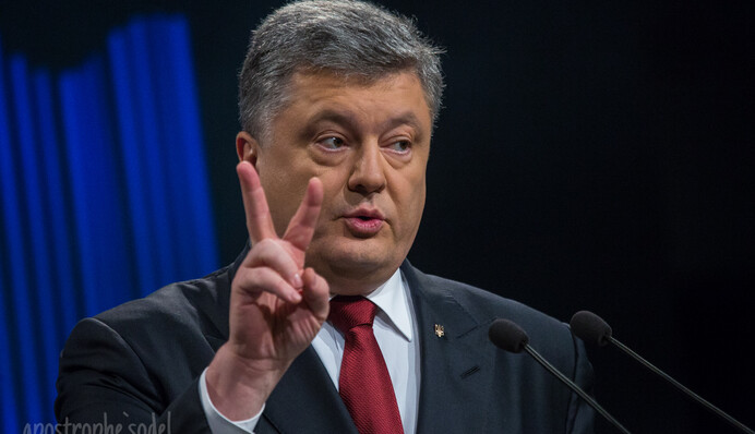 Суфлер и много эмоций: самые яркие фото с пресс-конференции Порошенко