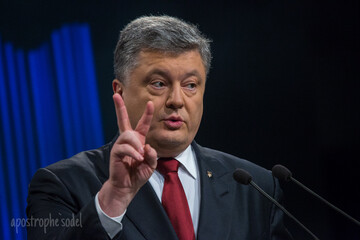 Суфлер и много эмоций: самые яркие фото с пресс-конференции Порошенко