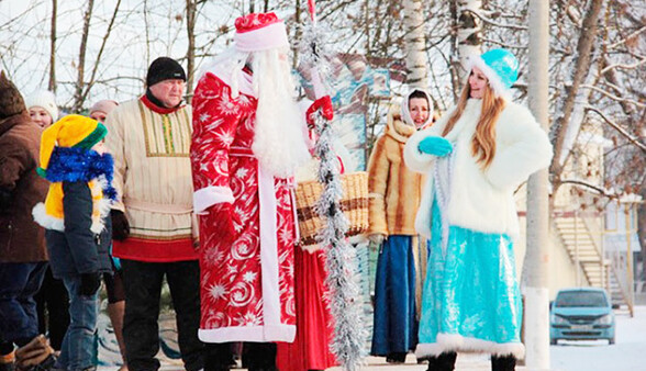 В России шокировали детей беременной Снегурочкой