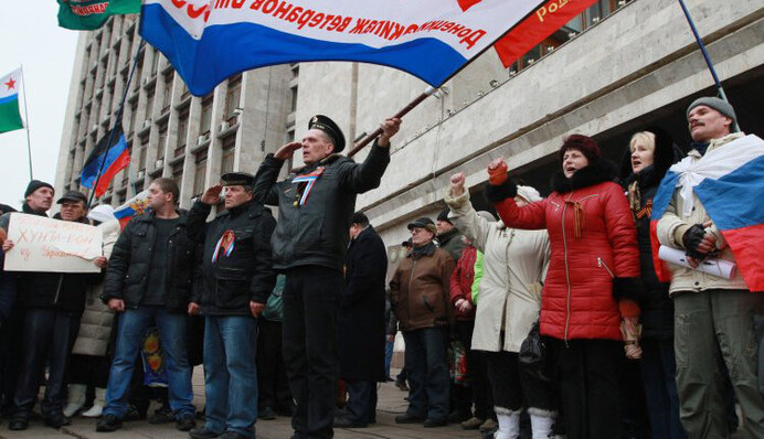 Восток Украины уничтожает сам себя, а Россия проигрывает войну, — писатель