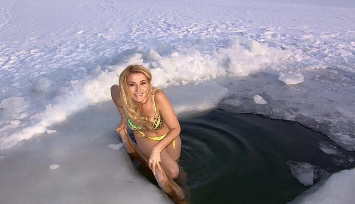Сумская в бикини искупалась в проруби: опубликованы фото