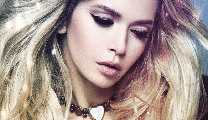 Брежнева похвасталась формами в латексе и кружевах: опубликованы фото