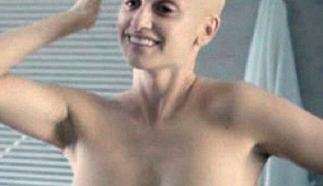 Пенелопа Крус побрилась наголо и обнажила грудь: опубликованы фото