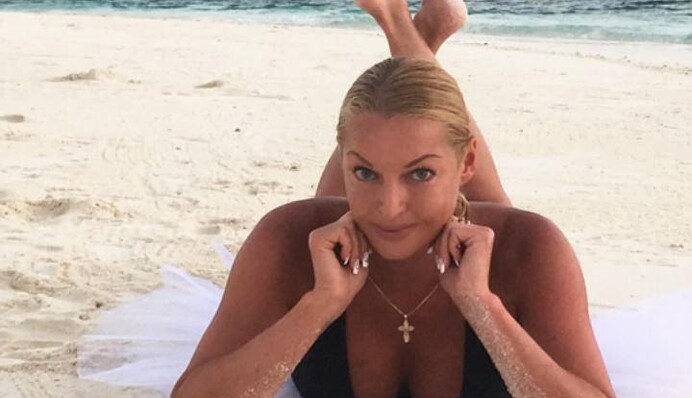 Волочкова в откровенном купальнике нырнула в ледяную купель: опубликовано фото