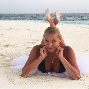 Волочкова в откровенном купальнике нырнула в ледяную купель: опубликовано фото