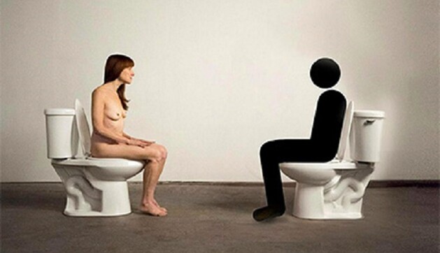 Художница объявила голый протест на унитазе: опубликовано фото