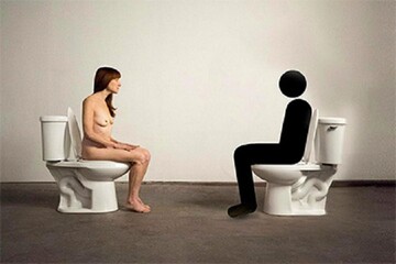 Художница объявила голый протест на унитазе: опубликовано фото