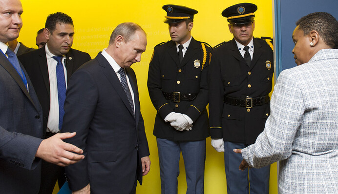 Над Путиным слетаются 