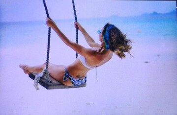 Лобода в бикини показала татуировку возле ягодиц