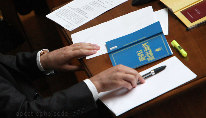 Какая Конституция позволит вернуть мир на Донбасс