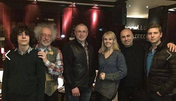 В России разразилась дискуссия о нерукопожатности певицы Валерии