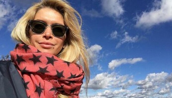 Вера Брежнева в ярком бикини загорает на берегу океана