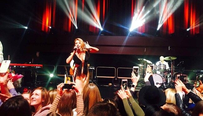 Известная певица исполнила гимн Украины на коленях: опубликовано видео