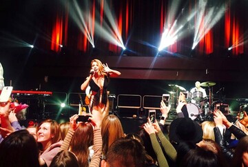 Известная певица исполнила гимн Украины на коленях: опубликовано видео