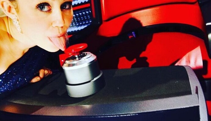 Майли Сайрус облизала кнопку американского шоу 