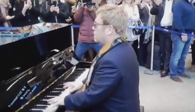 Элтон Джон сыграл на фортепиано посреди вокзала: опубликовано видео