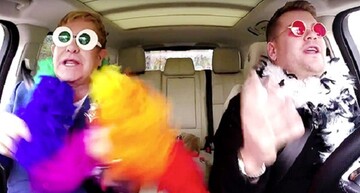 Элтон Джон спел в автомобильном караоке: опубликовано видео